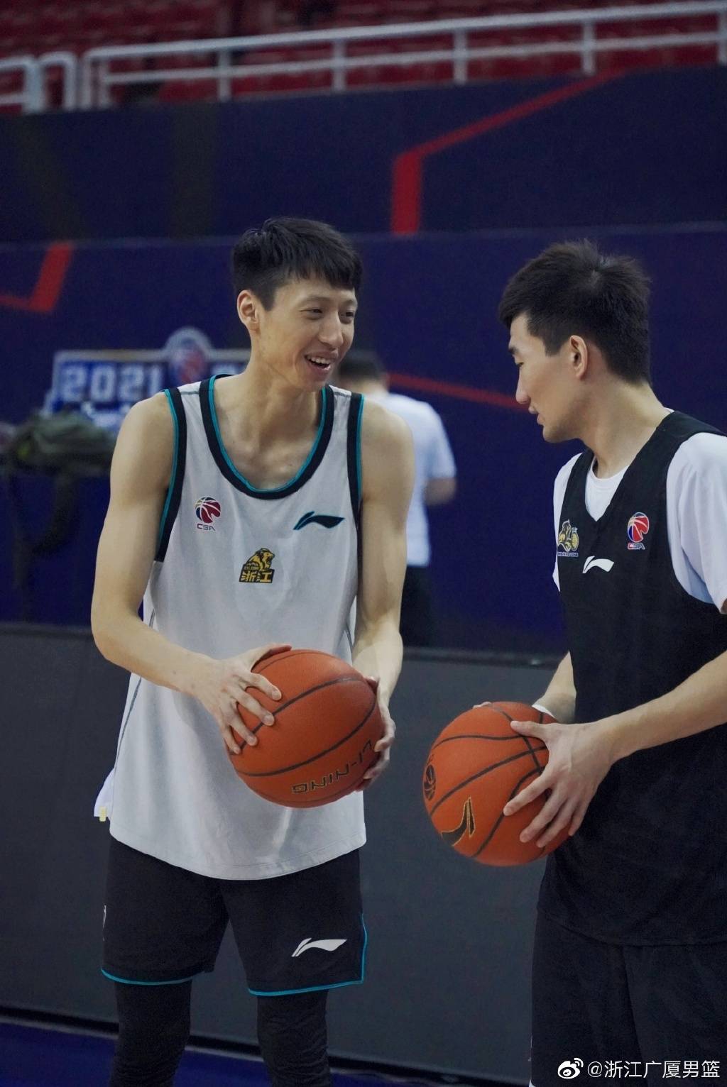 转会期体能课后;广厦男篮绝杀压哨备战国王杯;球迷炸锅;训练强度明显提升(樊振东爆冷出局的原因) 转会期体能课后;广厦男篮绝杀压哨备战国王杯;球迷炸锅;训练强度明显提升(樊振东爆冷出局的原因)